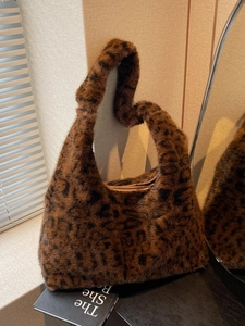 Elegante borsa tote in ecopelliccia leopardata con una morbida consistenza di peluche