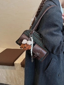 Sac polochon vintage à carreaux verts avec garniture en cuir et breloque chien peluche