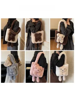 Détails de sacs fourre-tout en peluche avec ours portés par un mannequin en divers tons