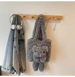 Détail du sac fourre-tout gris en peluche avec motif d'ours en 3D et fausse fourrure douce