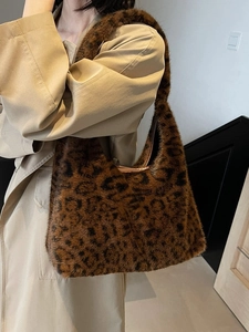 Borsa hobo in peluche leopardata da donna con texture in pelliccia e trench coat