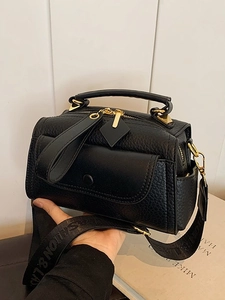 Elegante borsa a mano in pelle martellata nera con tracolla larga e dettagli dorati