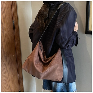 Sac cabas en daim marron avec large bandoulière noire et design spacieux chic