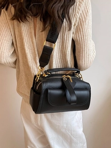 Borsa a bauletto in pelle litchi nera con finiture dorate e tracolla ampia alla moda
