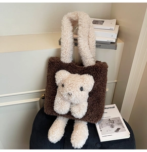 Détail du sac fourre-tout en peluche avec un motif d'ours 3D mignon en marron et crème