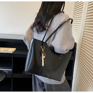 Grande borsa tote in pelle nera lucida con ciondolo di perline per l'ufficio