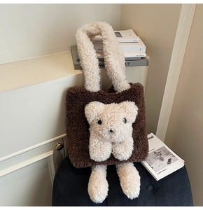 Détail d'un sac cabas en peluche avec un ours 3D mignon et des anses blanches