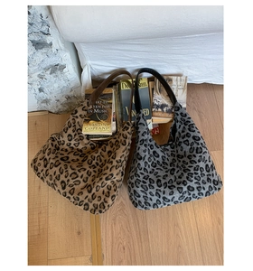 Gros plan de sacs cabas en peluche léopard marron et gris avec poignées en cuir