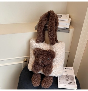 Détail du sac cabas en fausse fourrure avec ours 3D et poignées marron douces
