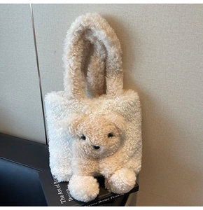 Détail du sac fourre-tout blanc en fausse fourrure avec un ours en peluche 3D mignon