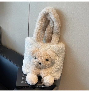 Détail macro de l'ours en peluche 3D sur un sac fourre-tout blanc crème en faux mouton