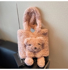 Détail de l'ornement d'ours en peluche sur le sac fourre-tout rose clair en polaire