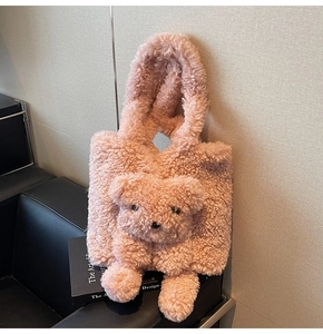 Détail du sac cabas rose en polaire avec un mignon ours en peluche 3D décoratif