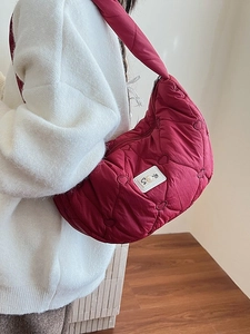 Sac à bandoulière matelassé rouge foncé avec motifs de cœurs pour femmes loisirs
