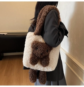 Détail du sac fourre-tout en peluche blanc cassé avec un ours 3D et une bandoulière en fourrure