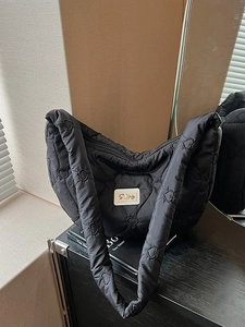 Sac à bandoulière matelassé cœur noir chic avec un design léger en forme de croissant
