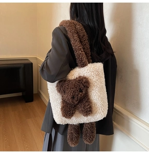 Gros plan du sac fourre-tout blanc en polaire avec un adorable ours en peluche 3D marron