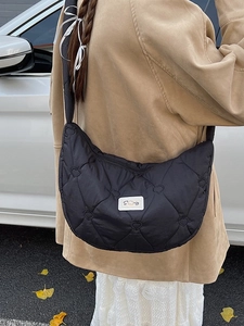 Sac bandoulière demi-lune noir matelassé avec motif cœurs et large bandoulière