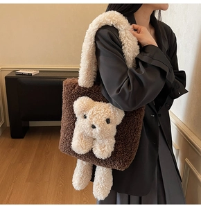 Gros plan d'un sac cabas en peluche marron avec ours 3D et bandoulières blanches douces