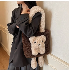 Gros plan du sac cabas en polaire marron avec un adorable petit ours en peluche 3D