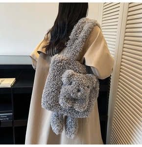 Détail d'un sac cabas en peau de mouton grise avec un adorable accessoire ours en 3D