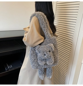 Détail du sac cabas en fausse fourrure grise avec un charmant ours en peluche 3D