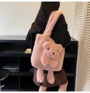 Vue arrière du mannequin portant le sac fourre-tout rose en peluche avec un motif d'ours 3D