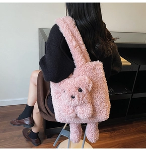Détail du sac cabas ours en peluche rose montrant la texture douce et les éléments 3D