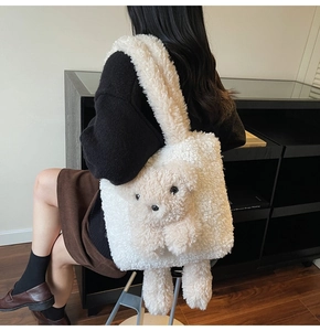 Détail d'un sac cabas en polaire blanche avec un motif d'ours en peluche 3D