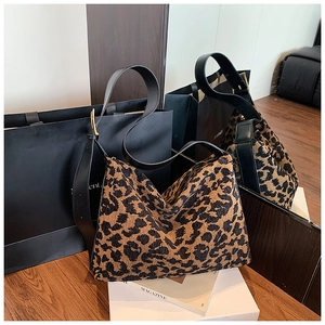Détail du sac hobo en jacquard léopard avec bandoulière réglable en cuir noir véritable