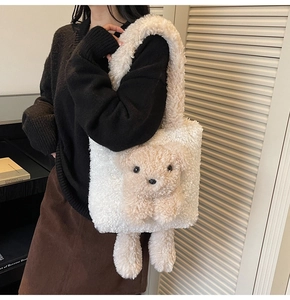 Vue détaillée du sac à bandoulière en fausse fourrure blanche avec décorations peluche