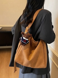Sac seau marron en daim avec breloque ours pour le quotidien et les déplacements femmes