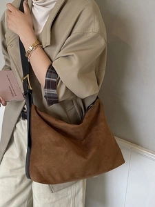 Sac fourre-tout minimaliste en daim marron avec bandoulière cuir pour mode et trajet