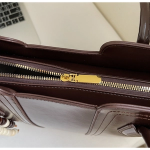Dettaglio di una borsa tote grande con cerniera dorata e cuciture di rinforzo