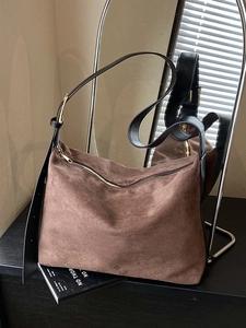 Sac hobo en daim marron avec bandoulière en cuir noir et détails dorés, style urbain