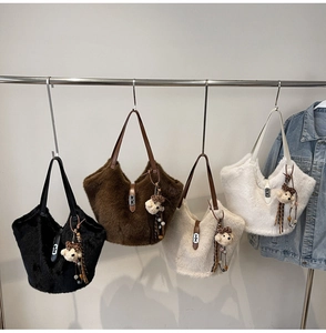 Détail de sacs cabas en peluche avec boucle en H et breloque en forme d'ours mignon