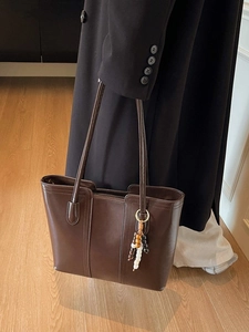 Grande borsa tote marrone scuro con ciondolo in perle di legno e finitura in ecopelle