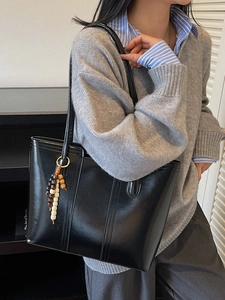 Grande borsa tote nera in ecopelle con ciondolo vintage in perle di legno da donna