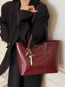 Grande borsa tote in pelle bordeaux scuro con ciondolo di perline per donna