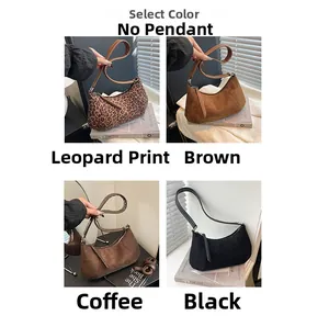 Detailansicht der Halbmond-Taschen aus Wildleder in Leopardenmuster, Braun und Schwarz