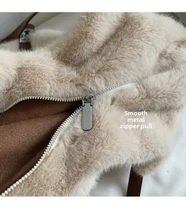 Détail de la fermeture éclair en métal sur un sac en peluche beige avec bandoulière