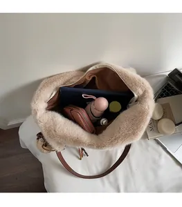 Vue intérieure du cabas en peluche beige montrant sa grande capacité pour tablette et objets