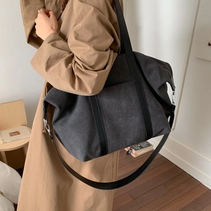 Détail d'un grand sac cabas en toile gris anthracite avec anses en cuir noir