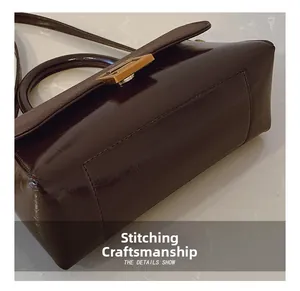 Detailansicht der feinen Nähte und des glänzenden braunen Leders dieser Vintage-Tasche