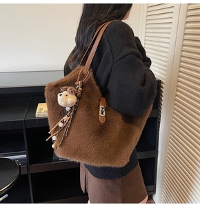 Détail du sac cabas pelucheux avec breloque ours et décor de glands en perles de bois