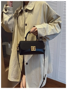 Detailansicht der schwarzen Ledertasche mit goldener G-geprägter Metallschnalle