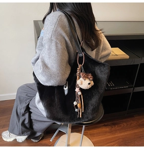 Détail du grand sac cabas en fausse fourrure noire avec pendentifs ours et rubans