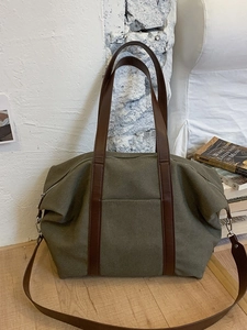 Grand sac cabas en toile vert olive avec poignées en cuir marron et bandoulière réglable