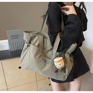Sac fourre-tout vert olive avec poches latérales à cordon et charm peluche tasse à café