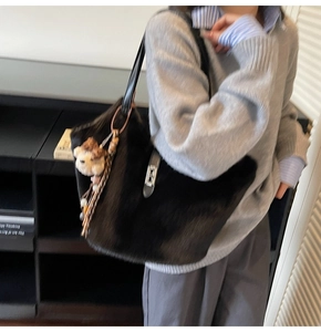 Détail du grand sac cabas noir en peluche avec fermoir argenté et breloque ours